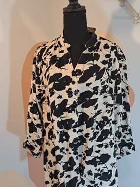 Carole Little Black & White Abstract Floral Button-Front Tunic